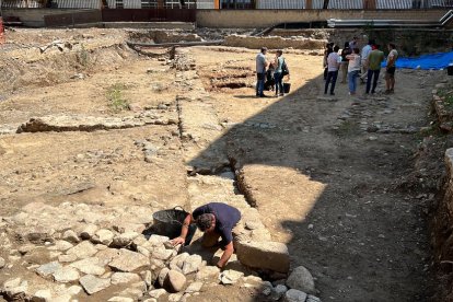 Un arqueólogo trabajando en la zona donde se ha localizado parte de una torre de la muralla de la Seu d'Urgell, en el yacimiento de Les Monges.