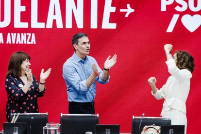 Pedro Sánchez, ayer junto a Cristina Narbona (izquierda) y María Jesús Montero (derecha).