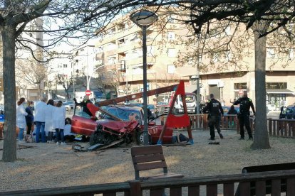 Agents de la Guàrdia Urbana i sanitaris del CAP van atendre ahir els ocupants del vehicle que es va encastar contra el parc.