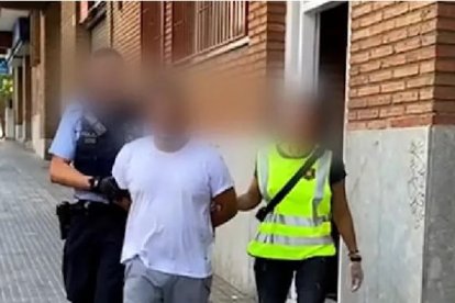 Uno de los ladrones que se hacía pasar por operario para robar. 