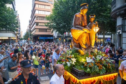 Cientos de personas escoltaron anoche la imagen de Sant Jaume desde Rambla Ferran. 