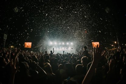 Imatge d'arxiu d'una festa multitudinària.