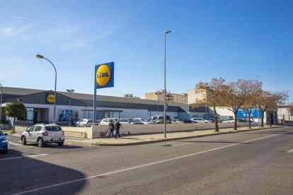 Tant el supermercat com l’antiga botiga de calçat s’enderrocaran per fer-ne un de nou.