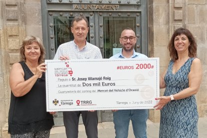 Entrega dels 2.000 euros al guanyador del sorteig.