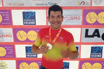 Sergi Jurado, amb una de les dos medalles aconseguides.