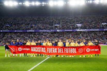 Jugadors del Valladolid i el Barça van posar ahir amb una pancarta de la campanya contra el racisme.