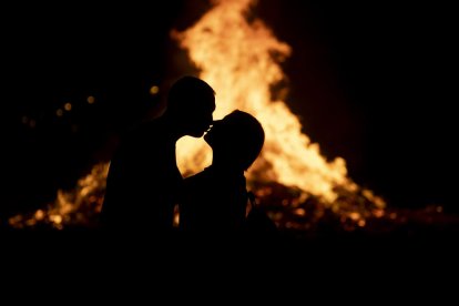 La hoguera del Secà de Sant Pere, una de las 27 que anoche autorizó el ayuntamiento en barrios y partidas de la ciudad de Lleida. 