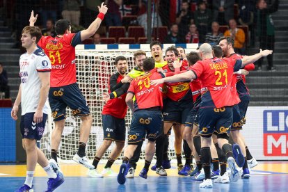 Espanya celebra la classificació per a les semifinals.