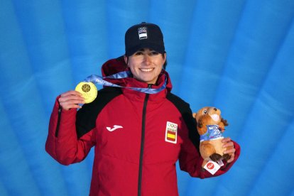 La leridana Laia Sellés posa con la segunda medalla de oro lograda en los FOJE de Italia.