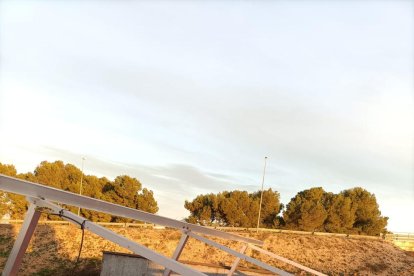 Imagen de los destrozos que provocaron los ladrones en la instalación fotovoltaica. 