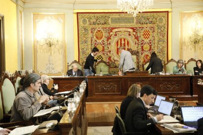 Toni Postius, Miquel Pueyo y Jordina Freixanet abandonando el salón de plenos antes del debate de la alegación de Promenade. 