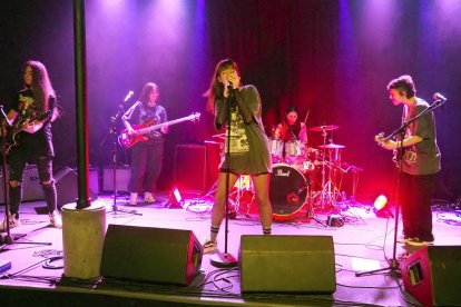 Maria Puigvert, al frente de La Niña Paracaídas, en el Cafè Teatre.