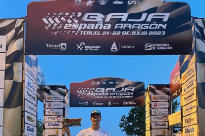 El piloto de Agramunt posa con su moto y el trofeo a la conclusión de la prueba aragonesa.