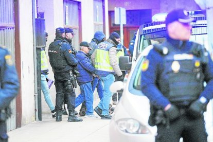 Agentes de la Policía Nacional escoltan al hombre tras ser detenido.