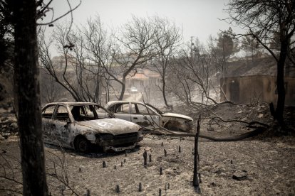 El foc colpeja les illes gregues de Corfú, Eubea i Rodes