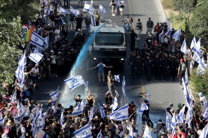 La policia israeliana llança aigua a pressió als manifestants contra la reforma judicial a Jerusalem.