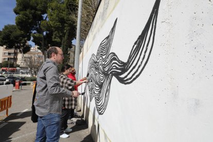 El mural cooperatiu que van pintar ahir al pàrquing del Rectorat.