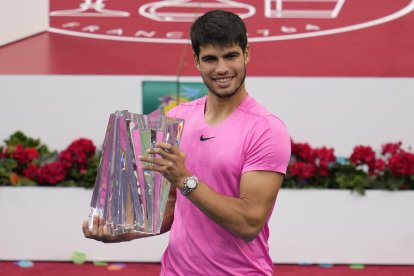 Alcaraz, amb el trofeu d’Indian Wells conquerit davant Medvédev.