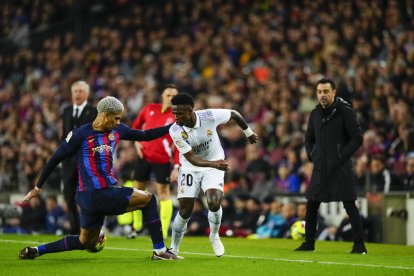 Ronald Araujo disputa una pilota amb Vinícius diumenge passat al Camp Nou.