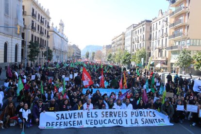 Marcha conjunta en Barcelona de docentes y sanitarios, que afirman estar “al límite”