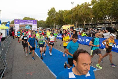 Moment de la sortida de la marató de Lleida, ahir als Camps Elisis de Lleida.