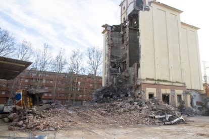 Una grúa de grandes dimensiones levantó ayer por la tarde a la excavadora volcada. 