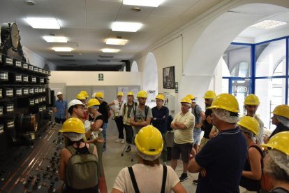 Los técnicos durante la visita a la central de Camarasa.