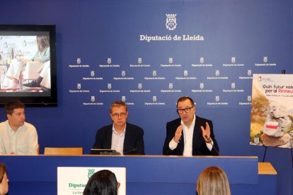 Pere Ticó, alcalde de Esterri, con Joan Talarn y Jesús Montoliu.