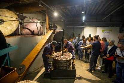 Granadella. Demostració de com s’elaborava l’oli fa un segle.