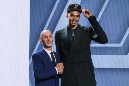 Wembanyama junto al Comisionado de la NBA Adam Silver.