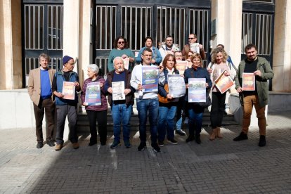 Una vintena de persones es van concentrar a l’Audiència de Tarragona per demanar justícia.