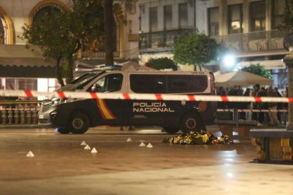 Efectivos sanitarios y policiales cubren el cadáver del sacristán fallecido en un ataque a diferentes iglesias en Algeciras.