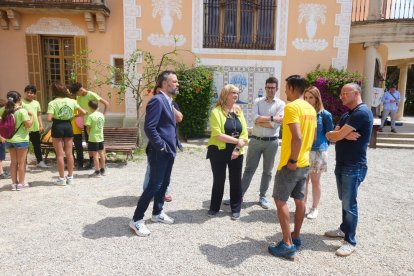 La consellera de Derechos Sociales, Violant Cervera, durante su visita ayer a un campamento de verano.