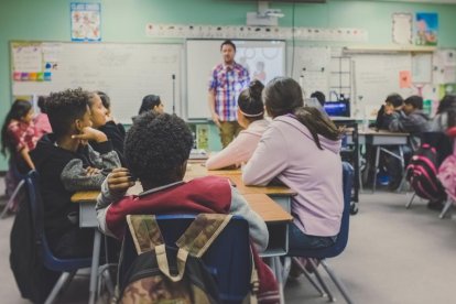 Imatge d'arxiu d'estudiants en una classe.