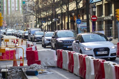 Embús de vehicles al carril únic habilitat per les obres a Lluís Companys.