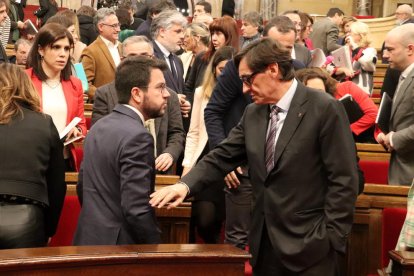 El líder del PSC, Salvador Illa, toca el brazo del presidente de la Generalitat, Pere Aragonès, después de la votación sobre la B-40.