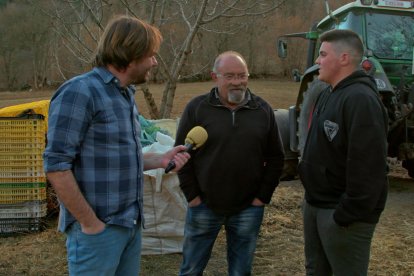 Quim Masferrer conversa con dos vecinos de Vilaller.