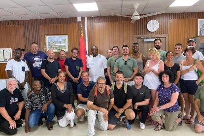 Una parte de los voluntarios, entre ellos los leridanos (en el centro) al ser recibidos en Kanifing. 