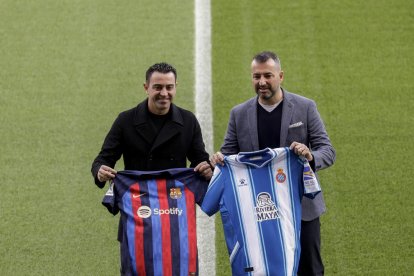 Xavi y Diego Martínez, ayer en el Camp Nou.