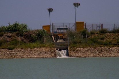 Barasona alivia caudales  - El canal de Aragón y Catalunya alivia caudales del pantano de Barasona desde el jueves al rozar el 100% de capacidad. Durante una semana, hasta el próximo miércoles, los regantes han recuperado la plena dotación de a ...