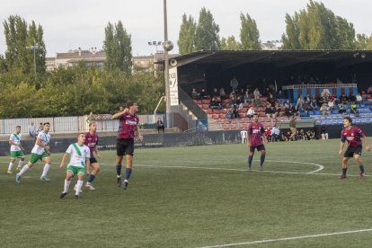 Un jugador del Tàrrega rebutja de cap una pilota.