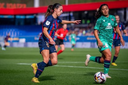 Aitana Bonmatí, ahir en una acció durant el partit.