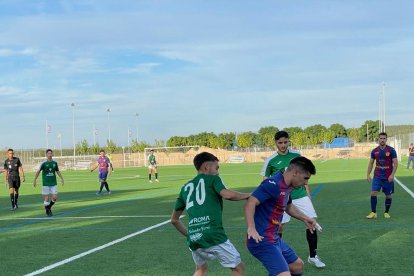 Un jugador del Borges defensa l’acció ofensiva d’un atacant del Soses.