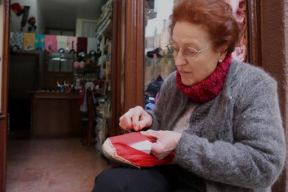 A la Maria Carme Grifell li agrada treballar asseguda a les portes de Cal Seixanta-Cinc.