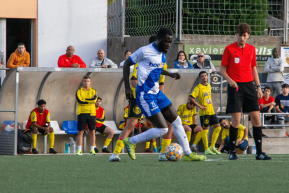 Moussa Sarr, del Guissona, controla el balón ante el marcaje de un rival.