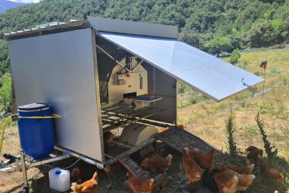 La caravana, agujereada en el suelo, se va moviendo para poder ir abonando el campo.