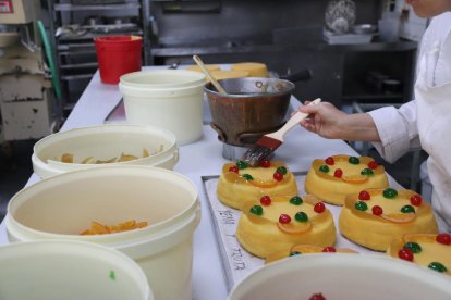 Procés d'elaboració d'una mona de Pasqua artesana en una pastisseria de Barcelona