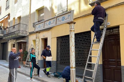 Muntatge d'un dels quadres de la Passió Viva d'Oliana a l'entrada d'una casa del carrer Major, a prop de les escales de la Font on es feia tradicionalment i que ara estan en obres.