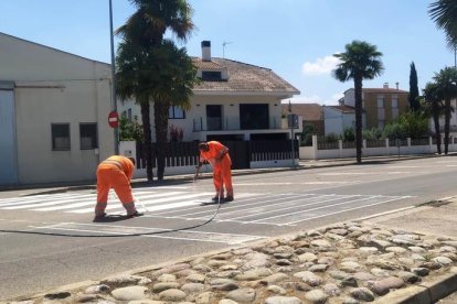 Treballs per renovar la senyalització horitzontal al Palau d'Anglesola