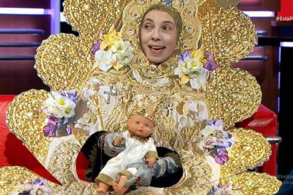 La humorista Judit Martín parodiant la Virgen del Rocío.